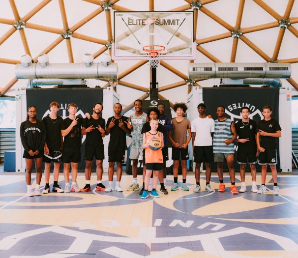 Jongeren ontmoeten elkaar en leven zich uit tijdens 3X3 Summer Camps