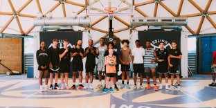 Jongeren ontmoeten elkaar en leven zich uit tijdens 3X3 Summer Camps