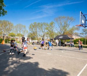 Nieuw plein, nieuwe energie: 3x3 basketball leeft in Vlissingen